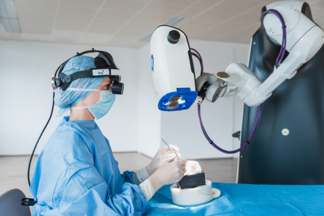 Präzision und Ergonomie in der Mikrochirurgie